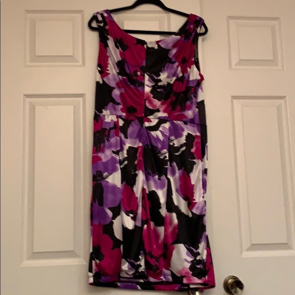 Floral sleeveless knee-length Ricki’s dress - Picture 2 of 4